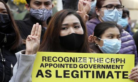 Demonstran memegang spanduk di luar Kedutaan Besar Myanmar di London, Kamis, 8 April 2021.