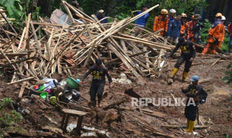 Kondisi pascalongsor di Kampung Gintung, Desa Cibenda, Kecamatan Cipongkor, Kabupaten Bandung Barat, Senin (25/3/2024). Sebanyak 9 orang warga diduga tertimbun dan belum ditemukan dalam peristiwa longsor yang terjadi  Ahad (24/3/2024) malam. Proses pencarian korban masih dilakukan oleh petugas gabungan. 