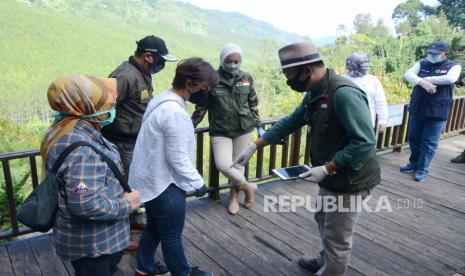 Gubernur Jawa Barat Ridwan Kamil berbincang dengan pengelola wisata saat meninjau penerapan protokol kesehatan di salah satu tempat wisata di kawasan Maribaya, Kecamatan Lembang, Kabupaten Bandung Barat, Ahad (14/6). Dengan diberlakukannya new normal di Kabupaten Bandung Barat, tempat wisata di kawasan Lembang, sudah kembali dibuka