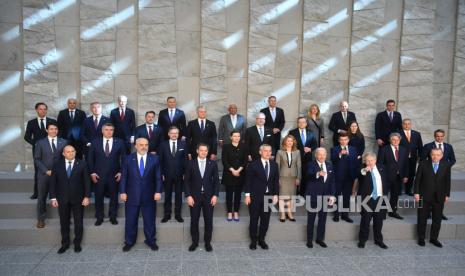  Kepala negara NATO berdiri bersama untuk foto keluarga selama KTT NATO yang luar biasa di markas besar Aliansi di Brussels, Belgia, 24 Maret 2022. Para pemimpin NATO akan membahas konsekuensi dari invasi Presiden Rusia Putin ke Ukraina, membahas peran China dalam krisis ini , dan memutuskan langkah selanjutnya untuk memperkuat pencegahan dan pertahanan NATO.