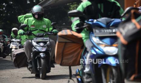 Petugas pos dan ojek online (ojol) membawa paket bansos Pemprov Jawa Barat (Jabar) menyatakan serapan bantuan sosial (bansos) tahap kedua baru mencapai 14,5 persen. 