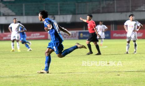 Penyerang Persib Frets Butuan melakukan selebrasi usai mencetak gol ke gawang PSS pada pertandingan Semifinal Pertama Piala Menpora 2021 di Stadion Maguwoharjo, Sleman, Yogyakarta, Jumat (16/4) malam. Pada pertandingan Semifinal pertama ini Persib berhasil mengalahkan PSS 2-1.