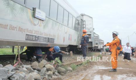 Tabrakan kereta api KA Turangga jurusan Surabaya-Bandung dengan KA commuter line jurusan Padalarang-Cicalengka, sekitar pukul 06.03 WIB, tak jauh dari Stasiun Cicalengka, Kabupaten Bandung, Jumat (5/1/2023).Belum diketahui penyebab tabrakan dua kereta ini. Pihak PT KAI menyatakan penyebab kecelakaan baru bisa diketahui setelah ada investigasi. 