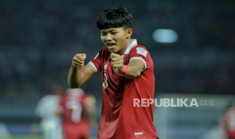 Pemain Timnas Indonesia Arkhan Kaka melakukan selebrasi usai berhasil mencetak gol saat bertanding melawan Timnas Panama pada babak penyisihan Piala Dunia U17 di Stadion Gelora Bung Tomo, Surabaya, jawa Timur, Senin (13/11/2023).