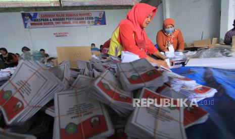 Pekerja melakukan pelipatan dan penyortiran surat suara Pemilu Bupati dan Wakil Bupati Kabupaten Indramayu (Ilustrasi)