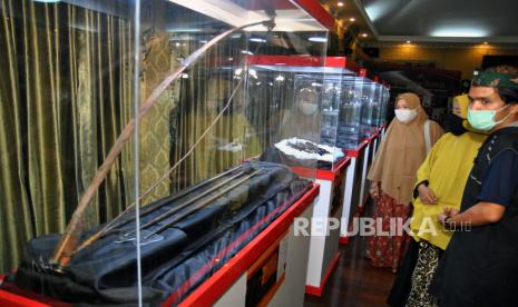 Pengunjung mengamati busur dan panah milik Nabi Muhammad SAW saat Pameran Artefak Rasulullah dan Sahabat Nabi di Padepokan Welas Asih, Parung, Kabupaten Bogor, Jawa Barat, Jumat (24/7/2020). Pameran yang memamerkan 20 benda peninggalan sejarah atau artefak Nabi Muhammad SAW dan para sahabat nabi tersebut bertujuan sebagai syiar untuk lebih menumbuhkan kecintaan kepada Rasulullah SAW yang menjadi suri teladan umat manusia dan berlangsung hingga Minggu, 26 Juli.