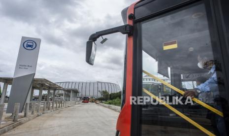 Petugas berada di dalam bus Metrotrans di Halte Jakartas International Stadium (JIS), Jakarta, Selasa (1/3/2022). PT Transportasi Jakarta (TransJakarta) berencana segera memakai sistem pengenalan wajah (face recognition) untuk mencegah adanya pelecehan seksual di transportasi publik.