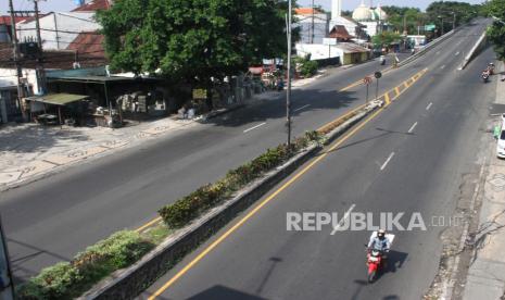 Suasana jalan yang lengang saat pemberlakuan Pembatasan Sosial Berskala Besar (PSBB) hari pertama di Jalan Raya Balearjosari, Malang, Jawa Timur, Ahad (17/5/2020). Pemerintah resmi memberlakukan Pembatasan Sosial Berskala Besar (PSBB) untuk kawasan Malang Raya yakni Kota Malang, Kabupaten Malang dan Kota Batu mulai tanggal 17 Mei 2020 sebagai upaya pencegahan penyebaran COVID-19