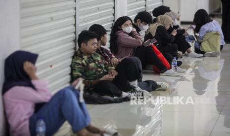 Pencari kerja beristirahat saat Jakarta Job Fair 2024 di Jakarta, Selasa (14/5/2024). Angka 10 juta pengangguran Gen Z sudah jadi tanda-tanda jika bonus demografis kita tidak terkelola dengan baik