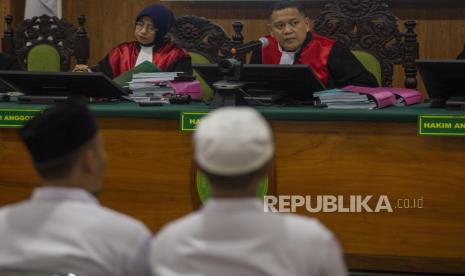 Ketua Majelis Hakim Arie Ferdian (kanan) memimpin jalannya sidang Peninjauan Kembali (PK) kasus pembunuhan Vina Cirebon di Pengadilan Negeri Kota Cirebon, Jawa Barat, Senin (9/9/2024).