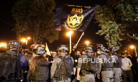   Ekstremis Yahudi Rusak Pemakaman Kristen Palestina. Foto ilustrasi:   Polisi perbatasan Israel memblokir anggota lahava sebuah kelompok ekstremis Yahudi, untuk mendekati Gerbang Damaskus untuk memprotes di tengah ketegangan yang meningkat di kota itu, tepat di luar Kota Tua Yerusalem, Kamis, April. 22, 2021.