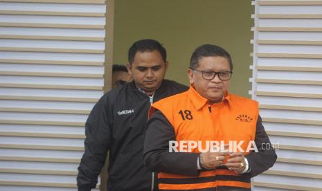 Sekjen PDIP Hasto Kristiyanto menggunakan rompi tahanan KPK usai menjalani pemeriksaan di Gedung Merah Putih KPK, Jakarta, Kamis (20/2/2025). KPK resmi menahan Hasto atas kasus dugaan suap penggantian antarwaktu (PAW) anggota DPR  dan perintangan penyidikan. Hasto ditahan setelah menjalani pemeriksaan kedua sebagai tersangka.Hasto terlihat keluar dari ruang pemeriksaan mengenakan rompi tahanan pada pukul 18.08 WIB dengan kedua tangan yang sudah terborgol.