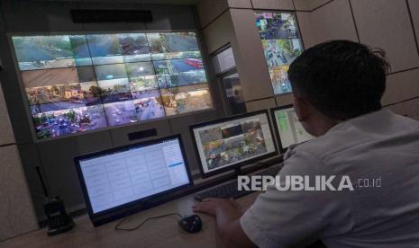 Petugas Dinas Perhubungan Kota Pekalongan memantau arus mudik dan kondisi lalu lintas melalui kamera CCTV di Area Traffic Control System (ATCS) di Pekalongan, Jawa Tengah, Jumat (29/4/2022). Dari 37 kamera CCTV yang terpasang di 15 titik di Pekalongan, sembilan titik diantaranya ditempatkan di jalur Pantura untuk mengawasi kondisi arus lalu lintas pemudik dan mengurai kemacetan akibat penumpukan kendaraan pada arus mudik Lebaran 2022. 