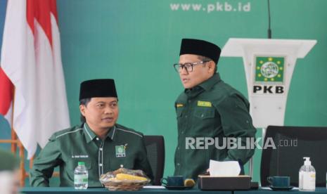 Ketua Umum Partai Keadilan Bangsa (PKB) Muhaimin Iskandar (kanan) dan Ketua DPP PKB Yusuf Chudlori (kiri) berbincang disela Rapat Pleno Pemenangan Pilpres dan Pileg di Kantor DPP PKB, Jakarta, Senin (19/6/2023). Rapat pleno tersebut memutuskan Muhaimin Iskandar tidak boleh memberikan keterangan apa pun atau berbicara terkait dengan Pilpres 2024 dan juga meminta Muhaimin Iskandar tetap menjadi calon presiden atau calon wakil presiden sebagaimana hasil Muktamar Bali.