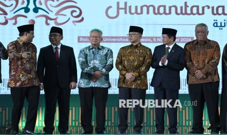 Mensos Saifullah Yusuf, Ketua Umum PBNU Yahya Cholil Staquf, Menteri Pendidikan Tinggi, Sains, dan Teknologi Satryo Soemantri Brodjonegoro, Menteri Luar Negeri Sugiono, Menteri Agama Nasaruddin Umar dan Rektor Universitas Indonesia Ari Kuncoro (dari kiri) berbincang dalam pembukaan Konferensi Internasional Humanitarian Islam 2024 di Kampus Universitas Indonesia, Depok, Jawa Barat, Selasa (5/11/2024). Konferensi yang diselenggarakan oleh PBNU tersebut dihadiri oleh para sarjana dan akademisi berbagai negara untuk merumuskan dan menawarkan solusi dari berbagai macam konflik yang terjadi di berbagai belahan dunia. 