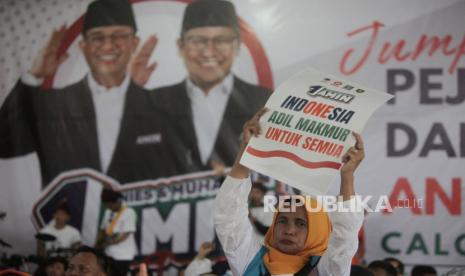 Simpatisan menunjukan poster dukungan untuk Calon Presiden nomor urut 1 Anies Baswedan saat Jumpa Saksi AMIN dan Simpatisan di GOR Podomoro Natar, Lampung Selatan, Ahad (14/1/2024). Pada acara tersebut Anies Baswedan berpesan kepada saksi dan simpatisan AMIN untuk mengawasi proses penghitungan suara Pilpres 2024 di Tempat Pemungutan Suara (TPS) setempat agar tidak terjadi kecurangan.