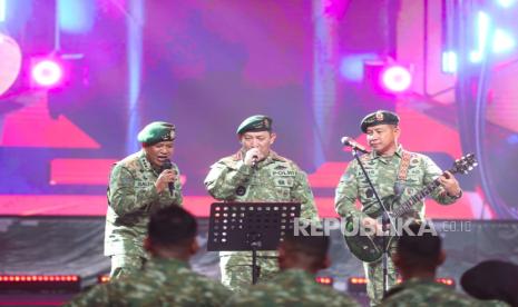 Panglima Kostrad (Pangkostrad) Letnan Jenderal TNI Muhammad Saleh Mustafa (kiri) bersama Kapolri Jenderal Polisi Listyo Sigit Prabowo (tengah) dan Panglima TNI Jenderal Agus Subiyanto bernyanyi bersama saat syukuran peringatan HUT Ke-63 Kostrad tahun 2024, bertempat di  Beach City Internasional Stadium Ancol. Jakarta Utara. Rabu (6/3/2024). Hadir dalam acara HUT Kostrad Panglima TNI Jenderal TNI Agus Subiyanto, Kapolri Jenderal Polisi Drs. Listyo Sigit Prabowo, M.Si., KASAD Jenderal TNI Maruli Simanjuntak, M.Sc dan dan Jenderal TNI (Purn.) Wiranto.