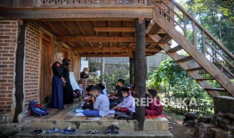 Sejumlah relawan memberikan materi dalam kegiatan belajar gratis di Kampung Cibiru Beet, Desa Cileunyi Wetan, Kabupaten Bandung, Jawa Barat, Senin (27/7/2020). Relawan dari Karang Taruna Wanabakti RW 15 Kampung Cibiru Beet berinisiatif untuk mengajar secara tatap muka langsung bagi 50 siswa PAUD, TK dan SD di kaki Gunung Manglayang yang terkendala oleh kepemilikan gawai serta gagap teknologi. 