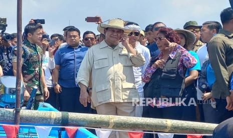 Menteri Pertahanan Prabowo Subianto mengunjungi Pelabuhan Pendaratan Ikan (PPI) Cikidang, kawasan Pantai Pangandaran, Kabupaten Pangandaran, Rabu (11/10/2023). Kedatangan Prabowo ke Kabupaten Pangandaran disambut oleh Susi Pudjiastuti.Dalam kunjungannya itu, Prabowo menggelar aksi bersih-bersih pantai. Prabowo juga memberikan 10 unit perahu untuk nelayan. 