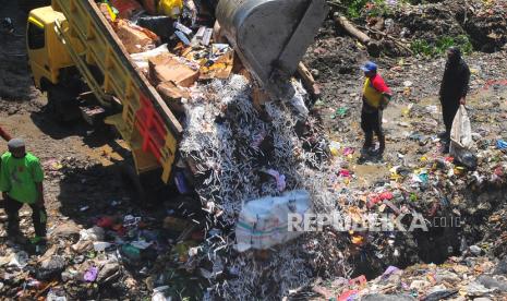 Petugas mengoperasikan alat berat untuk mengubur rokok ilegal hasil penindakan saat pemusnahan barang milik negara di TPA Tanjungrejo, Jekulo, Kudus, Jawa Tengah, Rabu (21/2/2024). Bea Cukai Kudus memusnahkan lebih dari 6 juta batang rokok ilegal berbagai merek senilai Rp7,69 milyar yang terdiri dari 6.419.934 batang Sigaret Kretek Mesin (SKM) dan 2.384 batang Sigaret Kretek Tangan (SKT) serta peralatan penunjang pembuatan rokok ilegal yang terdiri 48 kilogram etiket dan satu unit printer serta empat unit alat pemanas hasil penindakan cukai periode Juni 2022- September 2023. 