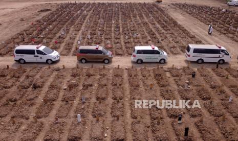 Foto udara yang diambil dengan drone menunjukkan ambulans mengantre untuk pemakaman jenazah Covid-19 (ilustrasi)