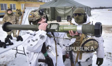  Tentara Ukraina berlatih menggunakan rudal M141 Bunker Defeat Munition (SMAW-D) AS di tempat latihan militer Yavoriv, ??dekat Lviv, Ukraina barat, Jumat, 4 Februari 2022. AS menuduh Kremlin pada hari Kamis melakukan tindakan yang rumit. merencanakan untuk membuat serangan oleh pasukan Ukraina yang dapat digunakan Rusia sebagai dalih untuk mengambil tindakan militer terhadap tetangganya.