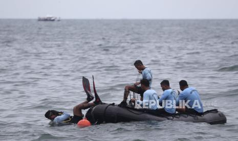  Penyelam Angkatan Laut Indonesia ambil bagian dalam pencarian jet penumpang Sriwijaya Air yang jatuh di perairan pulau Jawa, Indonesia, Minggu, 10 Januari 2021. Penyelam Indonesia pada hari Minggu menemukan bagian dari puing-puing Boeing 737-500 di Jawa Sea, sehari setelah pesawat yang membawa puluhan orang itu jatuh tak lama setelah lepas landas dari Jakarta.