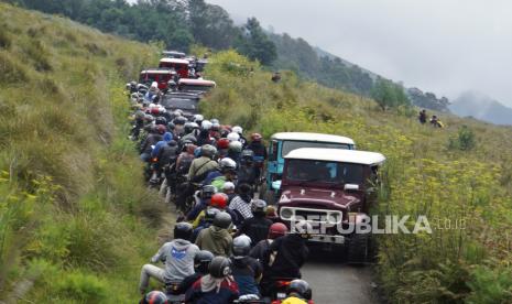 Sejumlah kendaraan mengantre memasuki Kawasan Taman Nasional Bromo Tengger Semeru (TNBTS), Malang, Jawa Timur. Kemenhut menyiapkan langkah untuk mengantisipasi lonjakan pengunjung pada momen Lebaran.