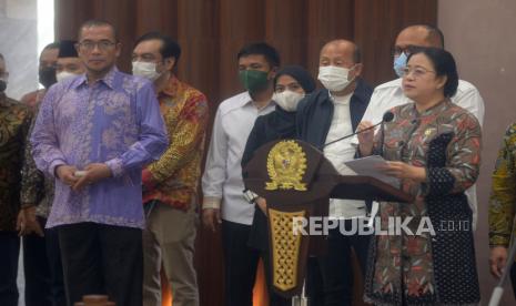 Ketua DPR Puan Maharani dan Ketua KPU Hasyim Asy