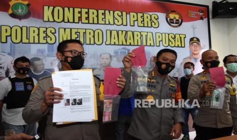 Kapolres Jakarta Pusat Kombes Pol Heru Novianto (tengah) 