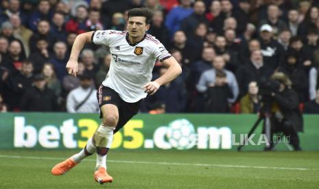 Harry Maguire dari Manchester United beraksi pada pertandingan sepak bola Liga Premier Inggris antara Nottingham Forest dan Manchester United di City ground di Nottingham, Inggris, Ahad, (6/4/2023).