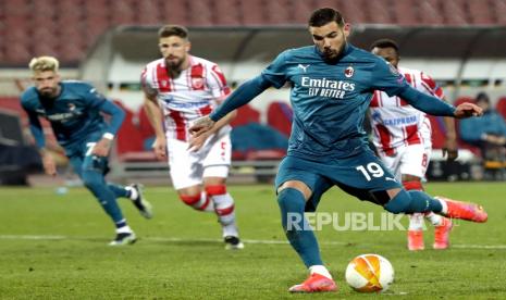 Pemain Milan Theo Hernandez (kanan) saat Red Star Belgrade bertanding melawan AC Milan. Theo Hernandez akan bertemu dengan Hakimi, saat AC Milan bertanding melawan AC Milan. 