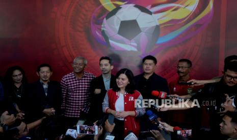 Sekjen PSSI periode 2017-2020 Ratu Tisha (tengah) memberikan keterangan pers usai melakukan pendaftaran calon Wakil Ketua Umum PSSI periode 2023-2027 di Kantor PSSI, GBK Arena, Jakarta, Ahad (15/1/2023). Ratu Tisha menjadi salah satu kandidat calon Wakil Ketua Umum PSSI yang akan dipilih pada Kongres Luar Biasa (KLB) pada 16 Februari 2023.