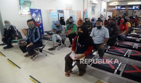 Sejumlah calon penumpang antre untuk melakukan pembatalan tiket kereta di Stasiun Pasar Senen, Jakarta, Kamis (23/4). Terkait dengan larangan mudik 2020, PT Kereta Api Indonesia melayani pembatalan tiket kereta dengan pengembalian dana 100 persen bagi penumpang, pembatalan dapat dilakukan hingga 30 April 2020