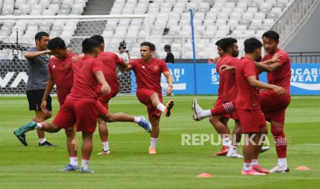 Sejumlah pesepak bola Timnas Indonesia berlatih menjelang pertandingan Grup A Piala AFF 2022 melawan Timnas Thailand di Stadion Utama Gelora Bung Karno (SUGBK), Jakarta, Rabu (28/12/2022). 