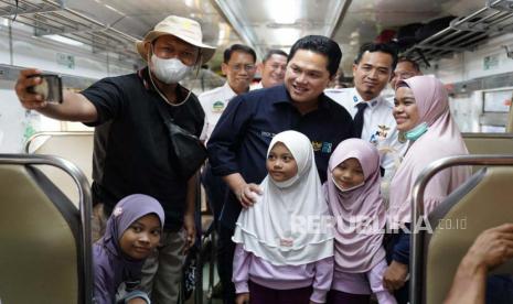 Menteri BUMN Erick Thohir meninjau langsung kesiapan layanan PT KAI dalam menghadapi arus mudik lebaran 1444 Hijriah di Stasiun Pasar Senen, Jakarta, Selasa (18/4/2023).