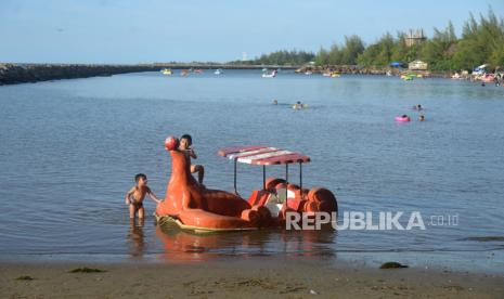 Pengunjung bermain sepeda angsa air di Kolam Wisata Pantai Ulee Lheue, Banda Aceh, Aceh, Rabu (27/5/2020). Sejumlah objek wisata pantai di tengah suasana liburan Idul Fitri di Aceh yang berstatus zona hijau itu masih sepi pengunjung sejak pandemi COVID-19