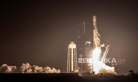 The NASA Nova-C lunar lander, encapsulated within the fairing of a SpaceX Falcon 9 rocket, part of the Intuitive Machines IM-1 mission, lifts up from the Launch Complex 39A at the Kennedy Space Center in Florida, USA, 15 February 2024. As part of NASA