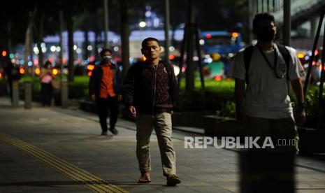 Pekerja berjalan saat jam pulang kerja di area pedestrian kawasan Sudirman, Jakarta, Selasa (17/5/2022). Pemerintah melalui Presiden Joko Widodo melonggarkan kebijakan aturan terkait pemakaian masker yakni memperbolehkan tidak mengenakan masker di luar ruangan apabila tidak dalam kondisi kerumunan, hal tersebut menyusul kondisi pandemi Covid-19 di Indonesia saat ini terkendali. Republika/Thoudy Badai