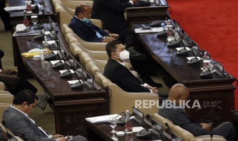 Anggota DPR mengikuti Rapat Paripurna masa persidangan III Tahun Sidang 2019-2020 di Gedung Nusantara, Kompleks Parlemen Senayan, Jakarta, Kamis (2/4/2020). Rapat mengagendakan pembahasan tindak lanjut RUU KUHP dan RUU Permasyarakatan