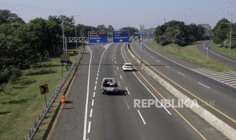 Suasana lengang di Tol Jagorawi saat Pemberlakuan Pembatasan Kegiatan Masyarakat (PPKM) Darurat, Ciawi, Kabupaten Bogor, Jawa Barat, Ahad (18/7/2021). Menko PMK Muhadjir Effendy mengabarkan PPKM Darurat akan diperpanjang hingga akhir Juli,  perpanjangan itu untuk menekan penularan virus COVID-19 dan sudah diputuskan Presiden  Joko Widodo dalam Rapat Kabinet Terbatas (Ratas). 