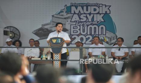 Menteri BUMN Erick Thohir menyampaikan sambutan sebelum melepas keberangkatan peserta program Mudik Asyik bersama BUMN 2024 di kawasan Monumen Nasional (Monas), Jakarta, Jumat (5/4/2024). Kementerian BUMN kembali menggelar program mudik gratis bagi masyarakat dengan jumlah peserta mudik hampir 100.000 pemudik atau meningkat 40 persen dari jumlah peserta mudik tahun lalu. Menteri BUMN Erick Thohir menuturkan, program mudik tersebut merupakan bentuk BUMN hadir untuk masyarakat sekaligus berkontribusi dalam mendukung terciptanya mudik aman, nyaman serta kondusif mengingat angka kecelekaan selama mudik 2023 didominasi oleh kendaraan roda dua mencapai 77 persen.