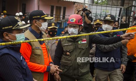 Kepala BNPB Doni Monardo (kedua kiri) besama Gubernur Provinsi Jawa Barat Ridwan Kamil (kedua kanan) meninjau lokasi tanah longsor di Cimanggung, Kabupaten Sumedang, Jawa Barat, Minggu (10/1/2021). Kunjungan tersebut guna memetakan kondisi pascalongsor serta memastikan keselamatan warga dan petugas terhadap perkiraan pergerakan tanah dan longsor susulan ketika kondisi hujan. 