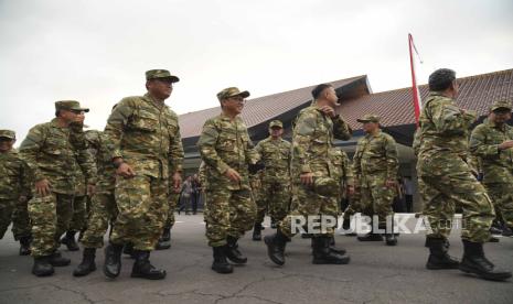 Jajaran Kabinet Merah Putih berjalan bersama untuk mengikuti acara Parade Senja, di Akmil Magelang, Jawa Tengah, Jumat (25/10/2024).