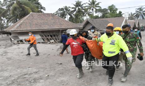 Tim SAR gabungan mengevakuasi jenazah korban yang tertimbun material guguran awan panas Gunung Semeru saat operasi pencarian korban di Desa Sumberwuluh, Kecamatan Candipuro, Kabupaten Lumajang, Jawa Timur, Senin (6/12/2021). 