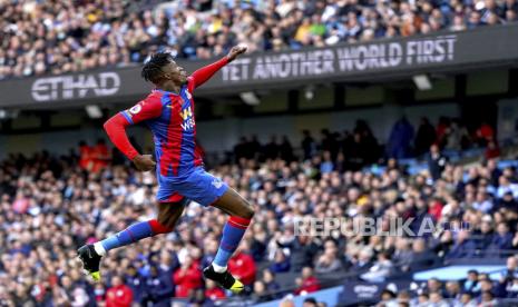 Winger Crystal Palace Wilfried Zaha yang pernah bermain untuk MU 10 tahun lalu. 