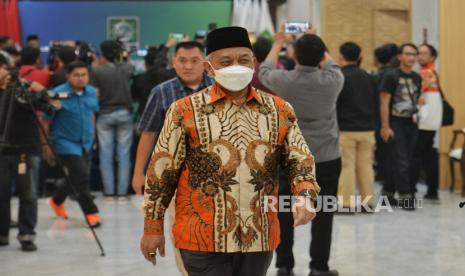 Presiden PKS Ahmad Syaikhu berjalan usai menyambangi kantor DPP PKB didampingi jajaran petinggi PKS lainnya di Jakarta, Kamis (25/4/2024). Pertemuan partai koalisi pengusung Anies-Muhaimin ini merupakan pertemuan pertama kali usai penetapan presiden terpilih Prabowo-Gibran oleh KPU pada Rabu 24/4 kemarin. Selain bersilturahmi, pertemuan petinggi PKS bersama PKB tersebut membahas tentang agenda perubahan kedepannya di parlemen juga Pilkada serentak 2024.