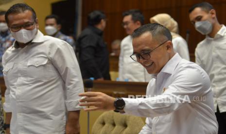 Menteri Pendayagunaan Aparatur Negara dan Reformasi Birokrasi (MenPAN RB) Abdullah Azwar Anas bersiap mengikuti rapat kerja bersama Komisi II DPR di Kompleks Parlemen, Senayan, Jakarta, Selasa (20/9/2022). Rapat perdana antara DPR dengan MenPAN RB Abdullah Azwar Anas yang baru dilantik itu membahas penyesuaian RKA K/L sesuai hasil pembahasan Badan Anggaran DPR dan penetapan pagu alokasi anggaran tahun 2023. Republika/Prayogi