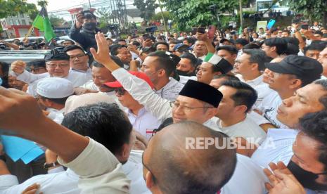 Mantan Ketua Umum Partai Demokrat Anas Urbaningrum resmi keluar dari Lapas Sukamiskin, Selasa (11/4/2023) sekitar pukul 13.30 WIB. Ia dikawal ketat oleh petugas dan sejumlah Sahabat Anas Urbaningrum. 