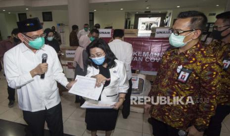 Rektor Universitas Airlangga (Unair) Mohammad Nasih (kiri) didampingi Sekretaris Utama Badan Intelijen Negara (BIN) Komjen Pol Bambang Sunarwibowo (kanan) dan Ketua Institute of Tropical Disease (ITD) Maria Lucia Inge Lusida (tengah) menjelaskan tentang temuan urutan DNA lengkap COVID-19 di sela-sela pemberian bantuan di Surabaya, Jawa Timur, Jumat (8/5/2020). BIN memberikan bantuan sejumlah peralatan laboratorium kepada Unair untuk penelitian COVID-19 dan upaya pembuatan vaksin yang nantinya dapat diproduksi secara massal